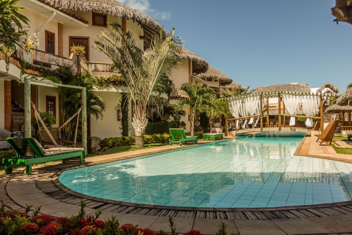 Piscina do Hotel Il Nuraghe ao entardecer em Canoa Quebrada